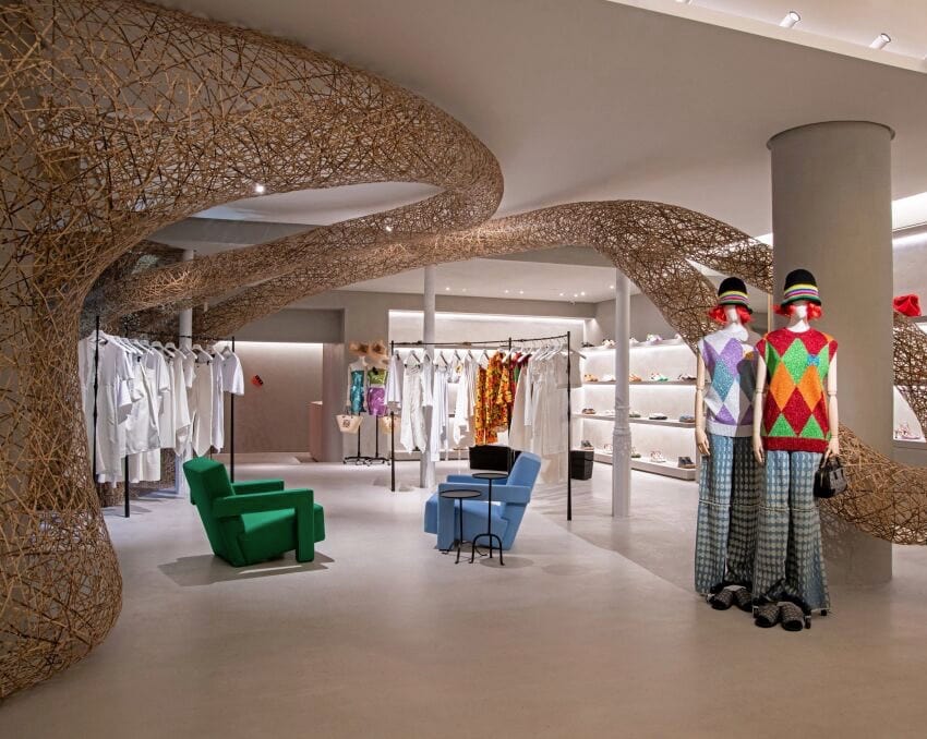 L’installation artistique de Tanabe Chikuunsai IV  pour le Flagship de la Casa Loewe de Barcelone.