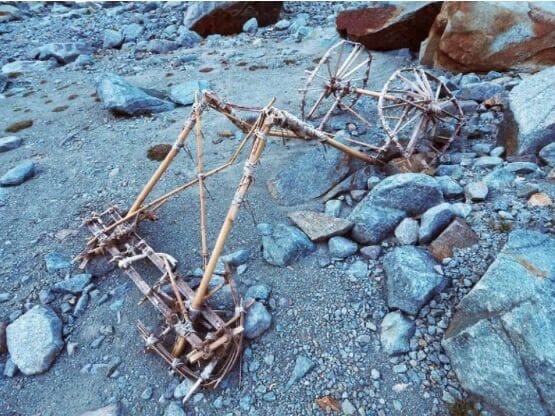Des randonneurs ont découvert un étrange véhicule en bambou libéré par un glacier …