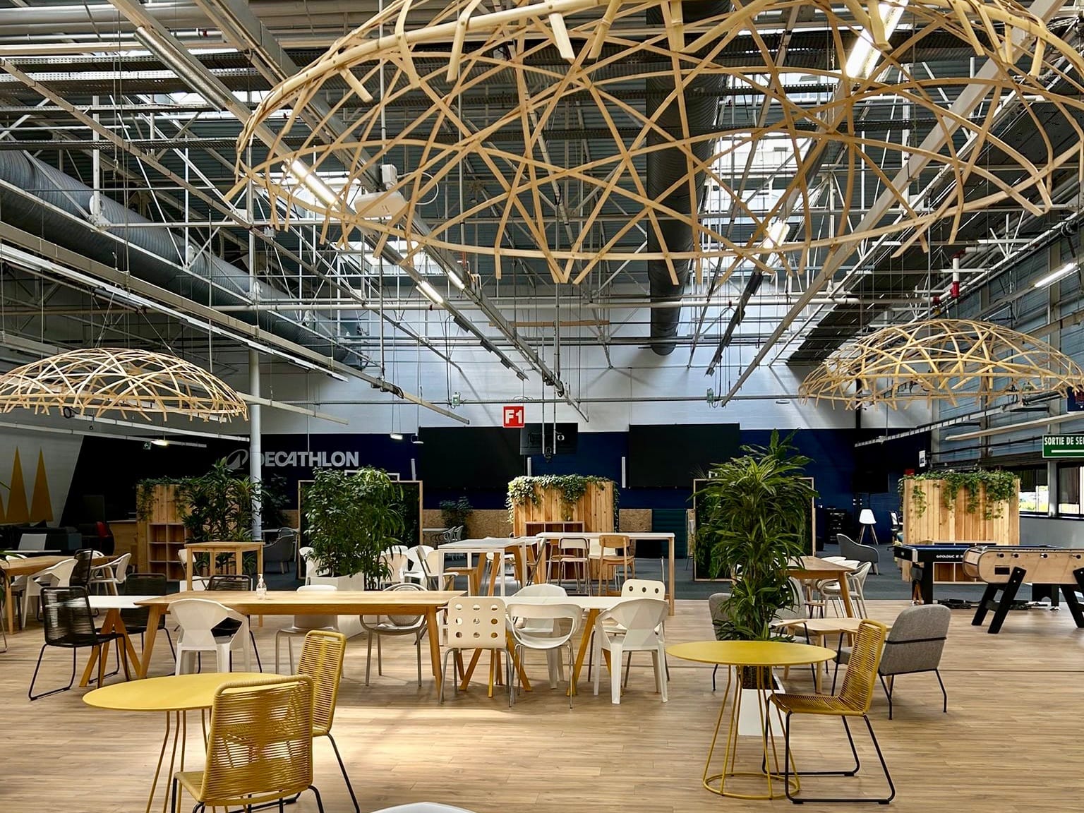 Agencements en bambou au siège de Decathlon